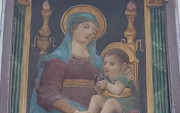 Un tabernacolo nei luoghi di Monna Lisa: arte e memoria in via della Stufa a Firenze