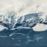 Veduta aerea di una costa antartica coperta di ghiaccio, foto illustrativa e non dell'osservatorio IceCube