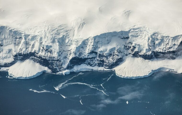 Veduta aerea di una costa antartica coperta di ghiaccio, foto illustrativa e non dell'osservatorio IceCube