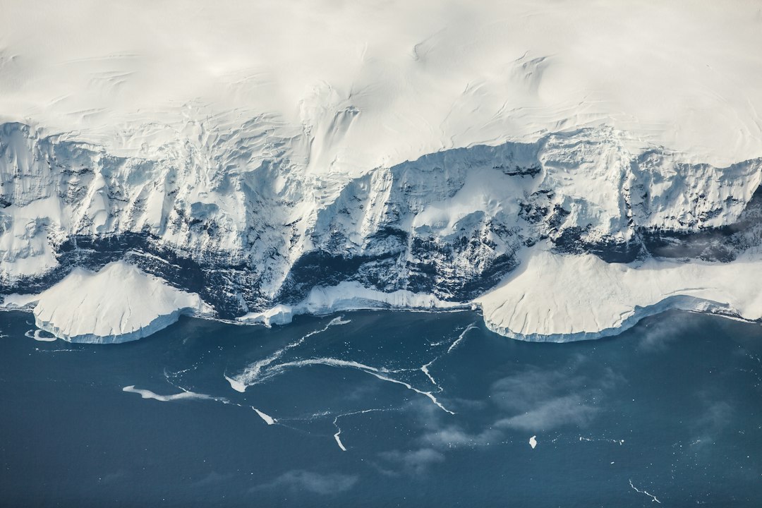 Veduta aerea di una costa antartica coperta di ghiaccio, foto illustrativa e non dell'osservatorio IceCube