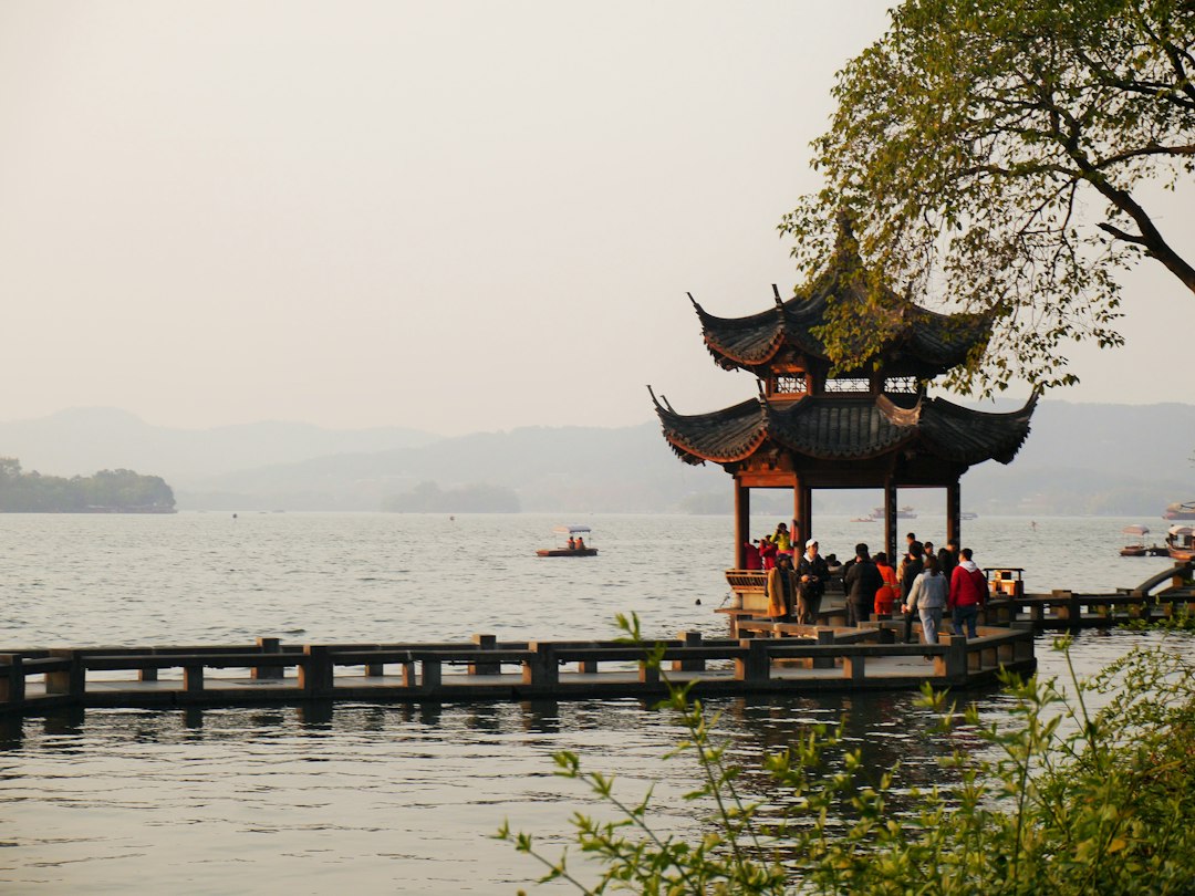 Lago dell’Ovest a Hangzhou in atmosfera autunnale