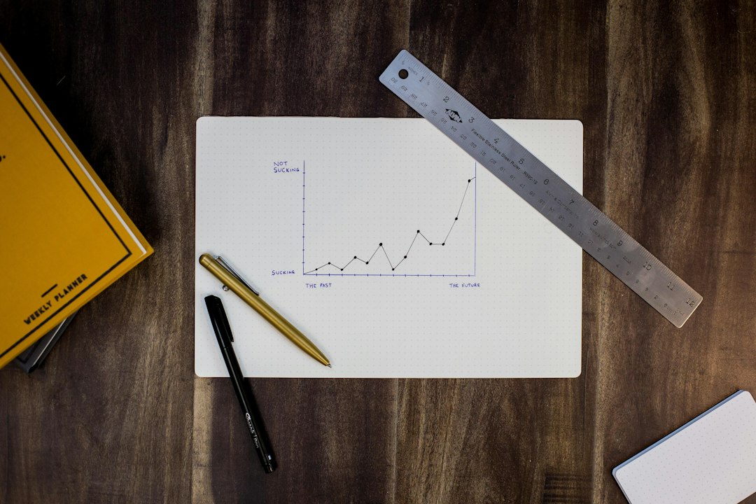 Grafici e appunti di analisi statistica su una scrivania, immagine illustrativa; fotografia di Isaac Smith su Unsplash