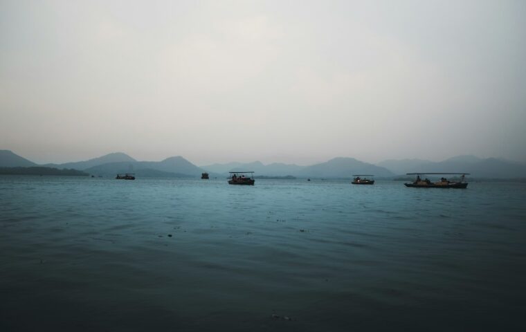 Paesaggio del Lago dell'Ovest a Hangzhou in Cina, foto Aaron su Unsplash