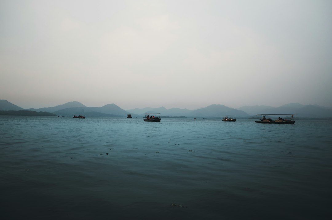 Paesaggio del Lago dell'Ovest a Hangzhou in Cina, foto Aaron su Unsplash