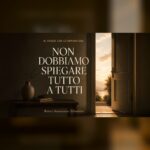 Copertina della puntata 4 del podcast Il passo che ci appartiene, con titolo Non dobbiamo spiegare tutto a tutti su un interno illuminato da una porta aperta