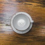 Tazzina da caff&egrave; in ceramica su un tavolo di legno, luce morbida; fotografia illustrativa del racconto di finzione &laquo;La tazzina sbeccata&raquo;, non raffigura l'oggetto narrato. Autore: engin akyurt / Unsplash.