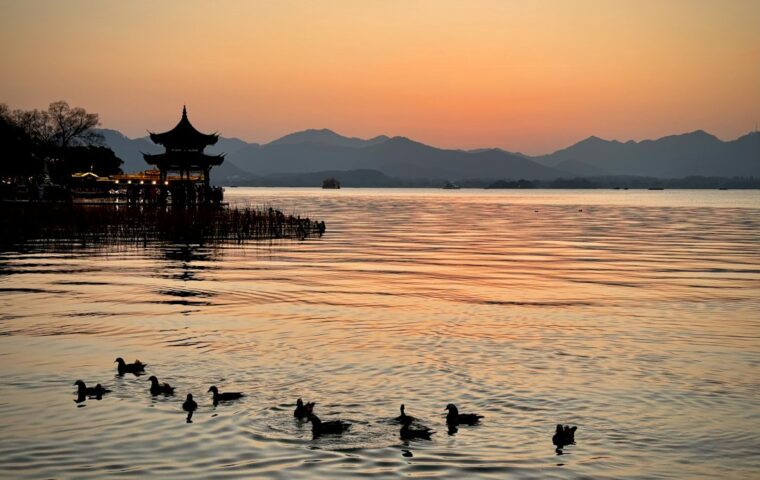 Lago dell'Ovest di Hangzhou al tramonto, fotografia di Steven Chen