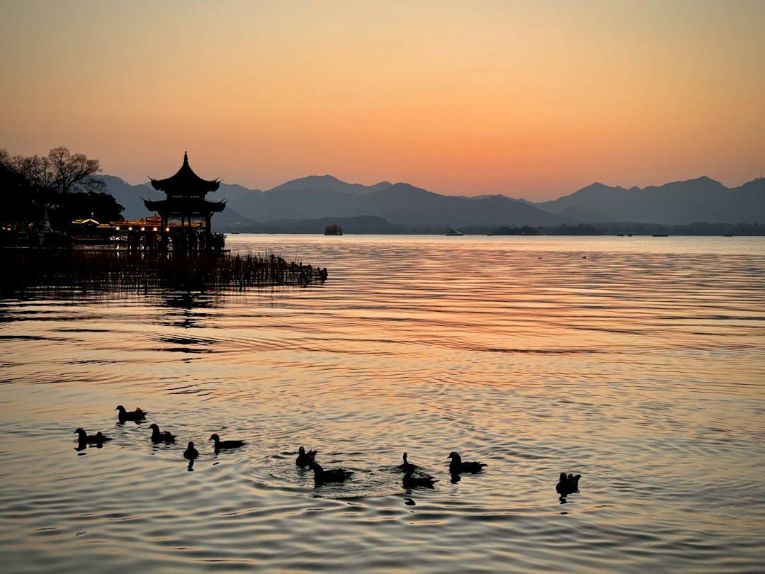 Lago dell'Ovest di Hangzhou al tramonto, fotografia di Steven Chen