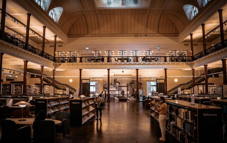 Sala di lettura della State Library Victoria con persone e libri, fotografia illustrativa di Tat Linh Nguyen su Unsplash; non raffigura un luogo in Italia