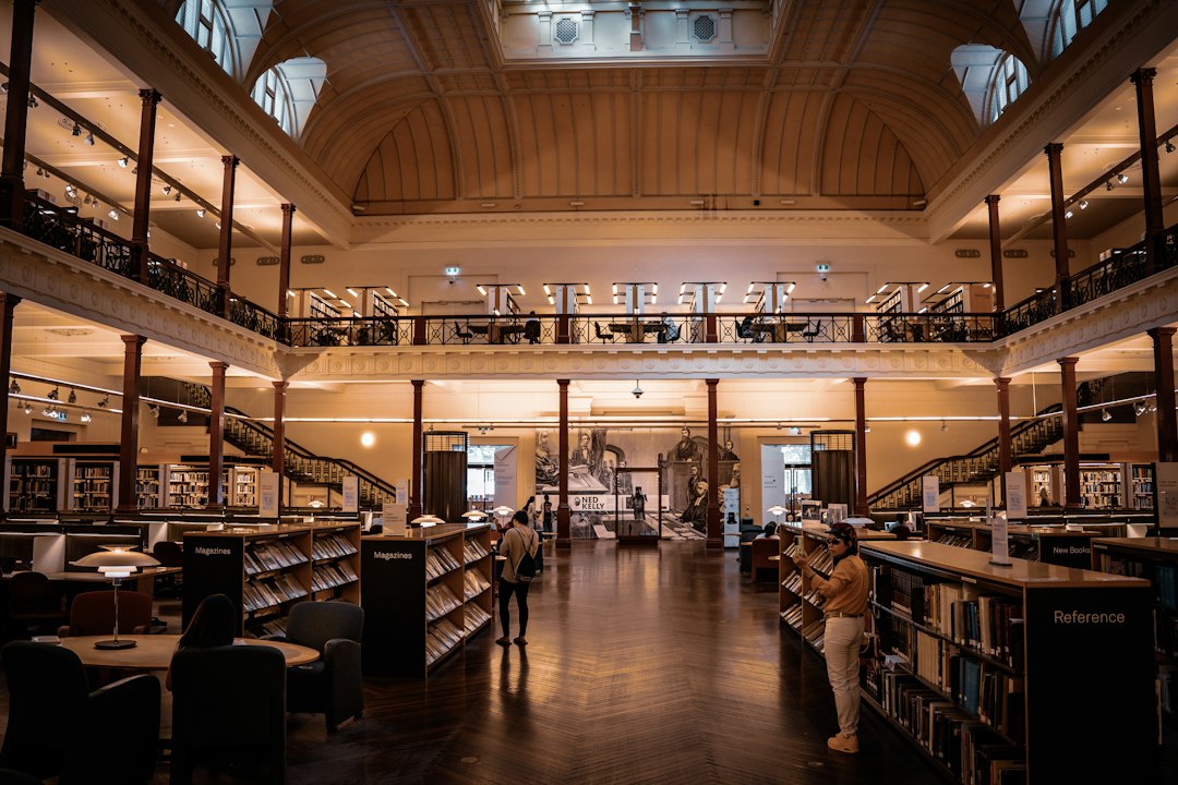 Sala di lettura della State Library Victoria con persone e libri, fotografia illustrativa di Tat Linh Nguyen su Unsplash; non raffigura un luogo in Italia