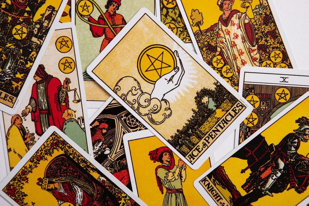 Carte dei Tarocchi in una fotografia illustrativa di Viva Luna Studios su Unsplash; non è la stesa commissionata dal cliente.