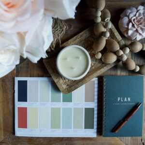 Immagine illustrativa: quaderno e fiori. Non raffigura il servizio personalizzato, che viene preparato dopo l'ordine. Foto di Karolina De Costa su Unsplash.