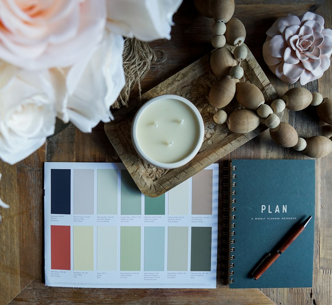 Immagine illustrativa: quaderno e fiori. Non raffigura il servizio personalizzato, che viene preparato dopo l'ordine. Foto di Karolina De Costa su Unsplash.