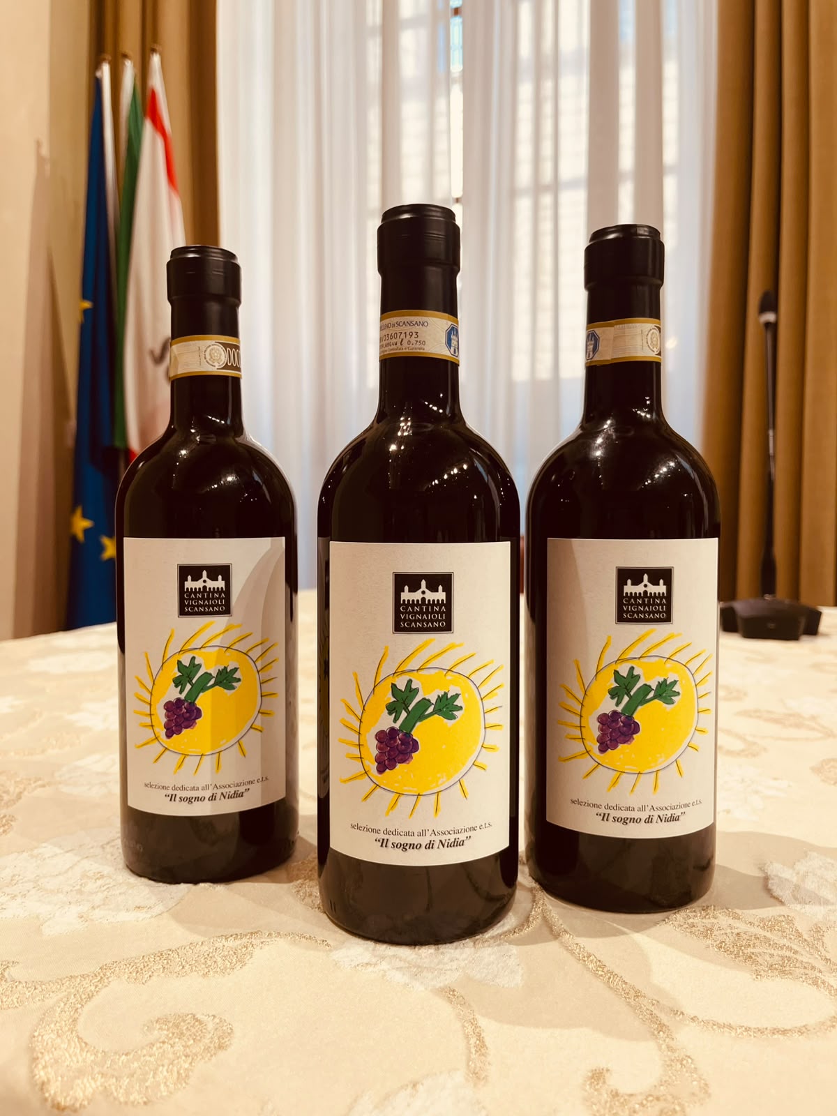 Le bottiglie con l’etichetta dedicata all’associazione Il Sogno di Nidia alla presentazione del 14 ottobre 2026
