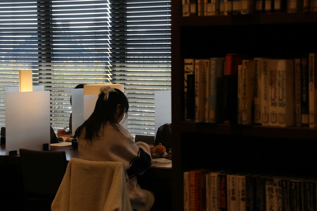 Sala di studio e lettura in una biblioteca, foto illustrativa di Yanhao Fang (Unsplash)