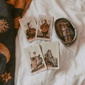 Immagine illustrativa di carte Tarocchi, non della carta che sarà estratta dopo l'ordine. Foto di Cat Crawford su Unsplash.